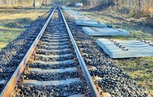 Tor linii kolejowej, obok toru nowe podkłady, fot. Andrzej Urbanowicz PLK
