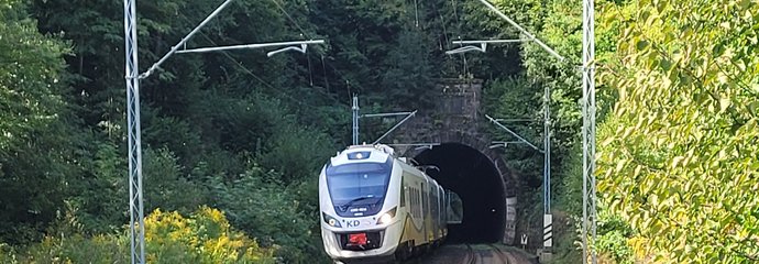 Tunel w poblizu Trzcińska pociąg Kolei Dolnośląskich wyjeżdża z tunelu fot. Mirosław Siemieniec