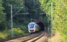 Tunel w poblizu Trzcińska pociąg Kolei Dolnośląskich wyjeżdża z tunelu fot. Mirosław Siemieniec