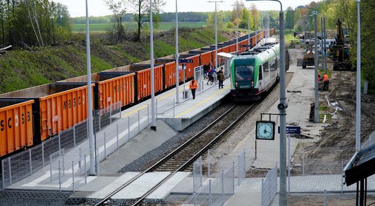 5 Peron w Dąbrowie Białostockiej pociąg i podróżni fot Tomasz Łotowski PKP Polskie Linie Kolejowe SA