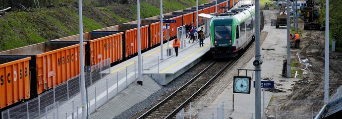 5 Peron w Dąbrowie Białostockiej pociąg i podróżni fot Tomasz Łotowski PKP Polskie Linie Kolejowe SA