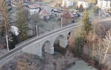 Most kolejowy w Wiśle Dziechcince, na moście tor i sieć trakcyjna, widok z lotu ptaka, fot. Adam Roik