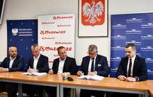 Podpisanie Kolej+, woj. mazowieckie, na zdjęciu przedstawiciele PLK SA i Track Tec Construction fot. PLK SA.JPG (1)