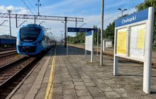 Stacja Chałupki, pociąg przy peronie, tablica informacyjna, fot. Katarzyna Głowacka