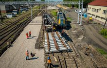 Stacja Oświęcim - w toku prace na torach, widać ludzi i sprzęt, fot. Przemysław Kubiak (2)