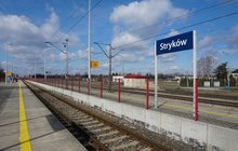 Stryków, perony, tory, podróżni czekają na pociąg fot. Łukasz Hachuła