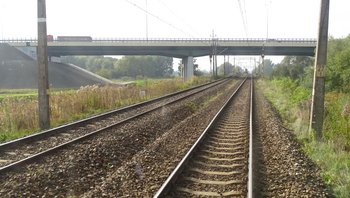Tory kolejowe na szlaku Elbląg - Tropy i wiadukt drogowy w tle Tory na szlaku Elbląg - Tropy i wiadukt drogowy w tle. fot. Andrzej Puzewicz PLK
