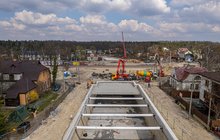 Widok z lotu ptaka na maszyny i wykonawców na budowie tunelu kolejowo-drogowego w Sulejówku, fot. Artur Banach (4)