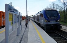 2 Peron w Dąbrowie Białostockiej stoi pociąg fot Tomasz Łotowski PKP Polskie Linie Kolejowe SA