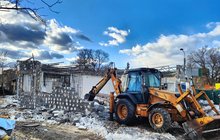 Koparka wyburza budynki pod budowę nowego wiaduktu, fot. K. Kościk