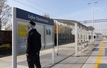 Podróżny na peronie stacji Łęka Opatowska, fot. Tomasz Nizielski PKP PLK