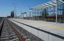 Przystanek Brzeźnica Bychawska, nowy, wyższy peron z wiatami, ławkami, zmodernizowany tor, prace na przejeździe. Fot. Anna Hampel, PLK