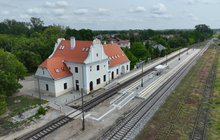 Widok z góry na perony na stacji Płońsk. fot. Paweł Mieszkowski