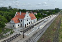 Widok z góry na perony na stacji Płońsk. fot. Paweł Mieszkowski