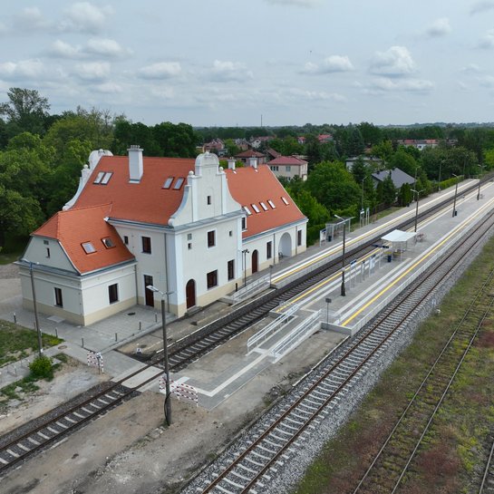 Widok z góry na perony na stacji Płońsk. fot. Paweł Mieszkowski
