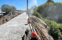 Wykonawcy wykonują szlunki na budowie nowego mostu kolejowego w Nieporęcie, fot. Anna Znajewska-Pawluk