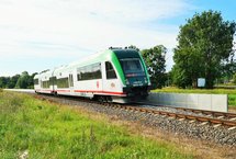 Budowa przystanku kolejowego w Kleszczelach jedzie pociąg fot. T. Łotowski PKP Polskie Linie Kolejowe SA