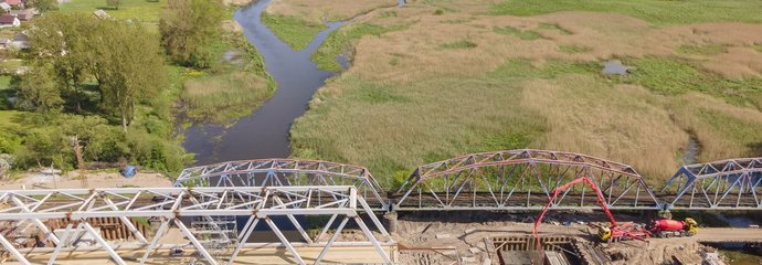 Budowa mostu nad Narwią w Uhowie widok na tereny zalewowe fot Łukasz Bryłowski PKP Polskie Linie Kolejowe SA