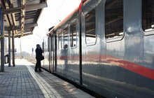 Kierownik pociągu na peronie odprawiający pociąg z Warszawy Zachodniej, fot. Martyn Janduła