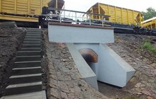 Odcinek linii kolejowej Przeworsk - Grodzisko - Dolne, poc. roboczy jedzie po zmodernizowanym przepuście, fot. Maciej Mirek