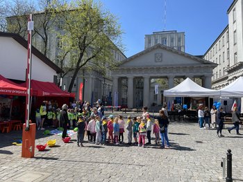 Specjalne stoisko dla dzieci przed siedzibą PLK SA w ramach Dni Otwartych Funduszy Europejskich; fot. Anna Znajewska-Pawluk