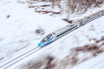 Pociąg na torach w aurze zimowej. Autor Warsaw by drone