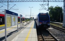 Stacja Łask, pociągi przy nowym peronie, podróżni. Fot. Anna Hampel