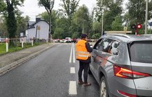 ambasadorzy bezpieczeństwa rozdają ulotki na przejeździe kolejowo-drogowym w Bielsku-Białej. fot. Katarzyna Głowacka