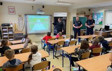 Ambasadorzy Bezpieczeństwa PLK w klasie szkolnej prezentują uczniom film animowany o bezpiecznym przejeździe fot. Anna Znajewska-Pawluk