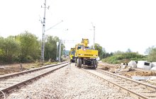 Budowa łącznicy w Kalwarii Zebrzydowskiej - wykonywane są prace na torach i przy budowie sieci trakcyjnej, widać pracowników i maszyny, fot. Stanisław Wróbel (1)