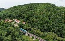 Linia kolejowa Świdnica - Jedlina-Zdrój. Przez wiadukt w Lubachowie przejeżdża pociąg. Fot. R. Mitura