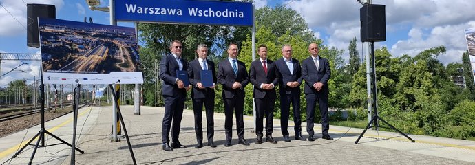 Minister Infrastruktury, Prezydent i wice Prezydent Warszawy, Prezes PLK SA i przedstawiciele wykonawcy z umową na modernizację stacji Warszawa Wsch, PLK
