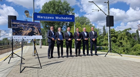 Minister Infrastruktury, Prezydent i wice Prezydent Warszawy, Prezes PLK SA i przedstawiciele wykonawcy z umową na modernizację stacji Warszawa Wsch, PLK