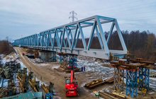 Nasuwanie mostu kolejowego na rzece Narew. W całym kadrze widać konstrukcje przęsła.19.01.2022 r., Łukasz Bryłowski, PLK