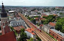 Pociąg jedzie linią średnicową w Krakowie, zdjęcie z okolic ul. Kopernika, widok z lotu ptaka, fot. Piotr Hamarnik