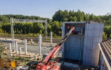 Stacja Kozuby, budowa podpór nowej kładki nad torami, pracownicy, dźwig fot. Ł. Bryłowski PKP Polskie Linie Kolejowe S.A.