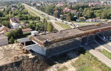 Mielec - wykonawca pracuje przy budowie wiaduktu drogowego, widać ludzi i maszyny, fot. Krzysztof Dzidek (2)