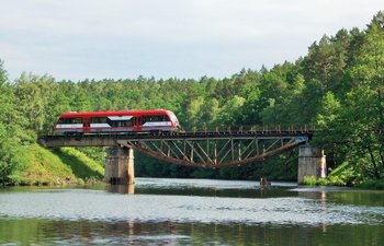 Most kolejowy na rzece, na moście pociąg. Fot. Mirosław Lewandowski PKP PLK