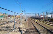 Pociąg przejeżdżający obok budowy LCS w Poznaniu_fot.Radek Śledziński