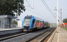 Pociąg przy nowym peronie w Grzędzicach, autor: Grzegorz Biega