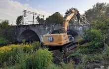 Ciężki sprzęt demontuje stary most kolejowy w Ełku, fot. Daniel Wysocki Budimex SA