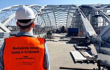 Inżynier w odblaksowej kamizelce na przęśle mostu, fot. Piotr Hamarnik