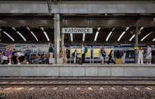 Stacja Katowice, na zdjęciu widać przebudowany peron i podróżnych oczekujących na pociąg, fot. Łukasz Hachuła