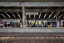 Stacja Katowice, na zdjęciu widać przebudowany peron i podróżnych oczekujących na pociąg, fot. Łukasz Hachuła