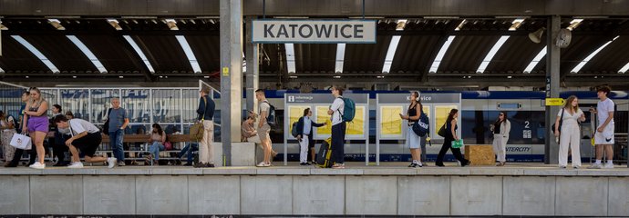 Stacja Katowice, na zdjęciu widać przebudowany peron i podróżnych oczekujących na pociąg, fot. Łukasz Hachuła
