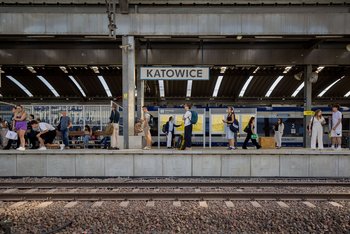 Stacja Katowice, na zdjęciu widać przebudowany peron i podróżnych oczekujących na pociąg, fot. Łukasz Hachuła