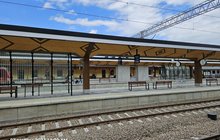 Stacja Zakopane - na peronach są podróżni, obok stoi pociąg, fot. Jacek Dyszy (4)