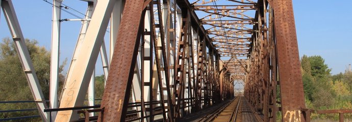 Stalowe mosty kratownicowe nad rzeką Pilicą, na mostach tory, Tomaszów Mazowiecki, fot. Anna Stefańska PLK