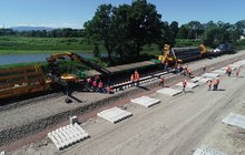 Wagon Switcher transportuje rozjazdy kolejowe, widać pracowników, maszynę i podkłady, fot. Łukasz Wróblewski