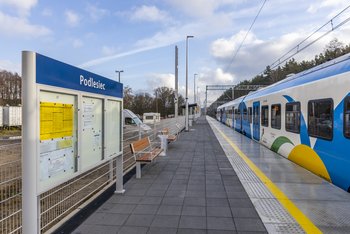 Pociąg przy nowym peronie w Podleścu, fot. Łukasz Bryłowski